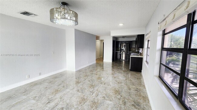 Building Photo - 513 S Ocean Dr