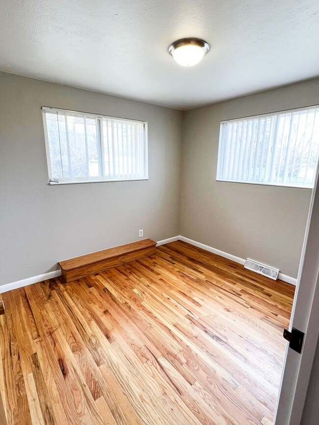 Building Photo - ** Move in Special** Spacious 3 bedroom, 1 bath Lakewood duplex with fenced in backyard available!