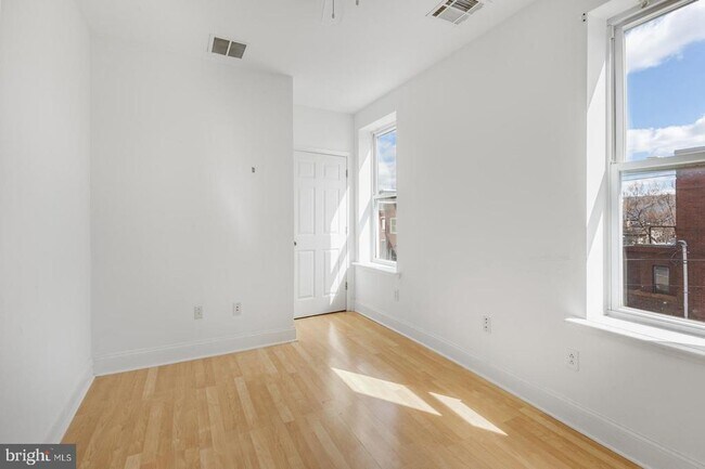 Building Photo - 3001 W Girard Ave