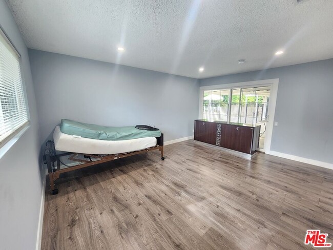 Building Photo - 11665 Babbitt Ave