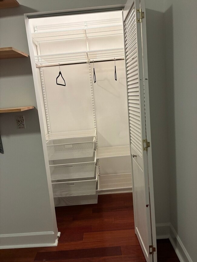 Building Photo - 7622 N Greenview Ave