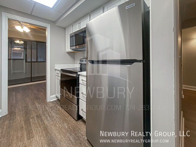 Building Photo - Luxury 1-Bedroom Penthouse with Modern Ren...