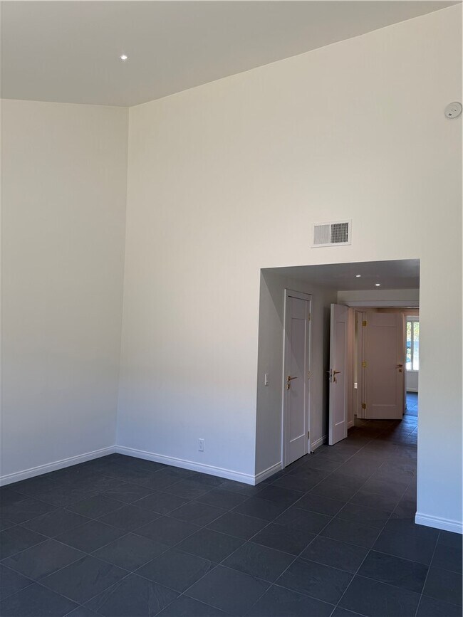 Building Photo - 15999 Via De Las Palmas