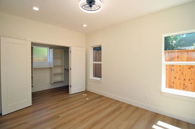 Building Photo - 4660-4660 SW Fairvale Ct