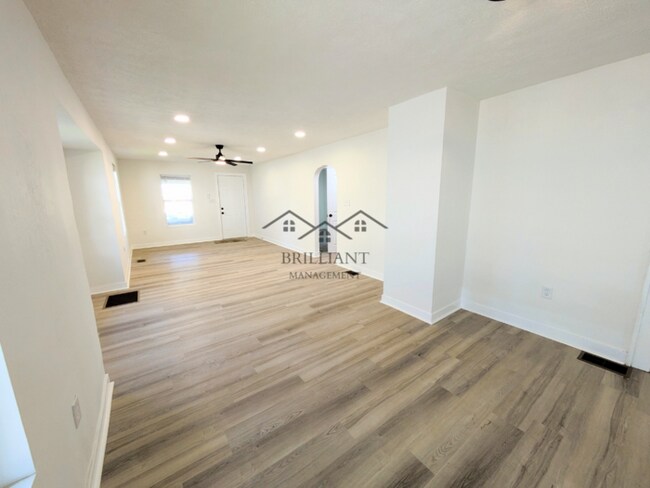 Building Photo - 523 N Alton Ave