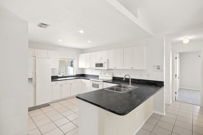 Building Photo - 3 Bed 2 Bath Pool Home