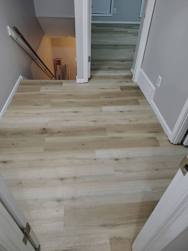 Building Photo - Spacious 2 bedroom 2.5 bath townhome for lease