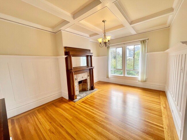 Building Photo - Wonderful Light and Bright Top Floor 2BR/1...