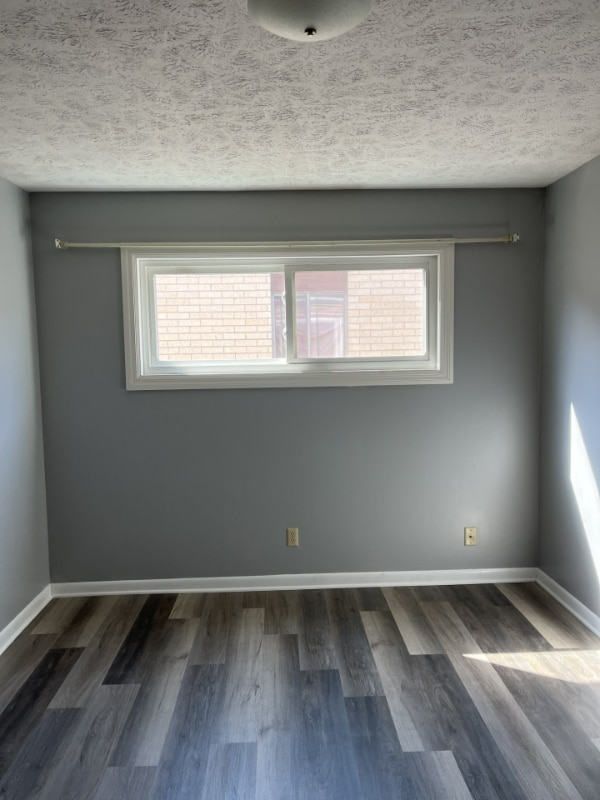 Building Photo - 639 E 10th St