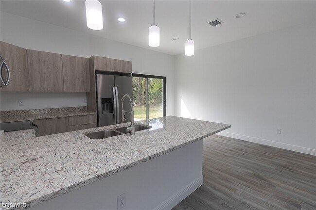 Building Photo - 1123 Deauville St E