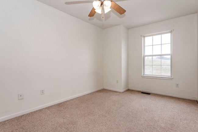 Building Photo - Spacious Duplex with Fenced Yard