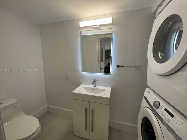 Building Photo - 540 Brickell Key Dr