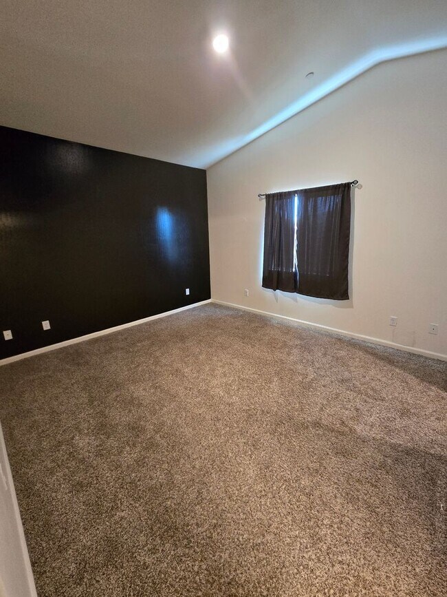 Building Photo - 799 W Brown Ave