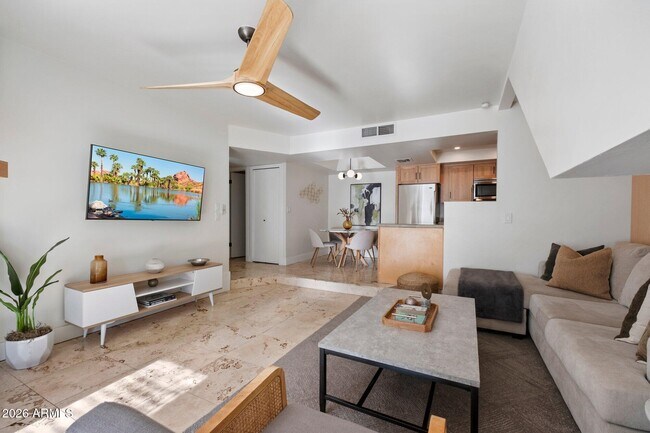 Building Photo - 1820 E Morten Ave