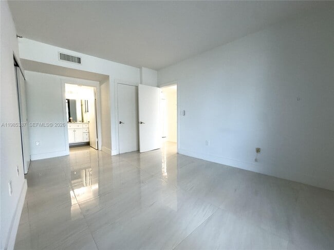 Building Photo - 540 Brickell Key Dr
