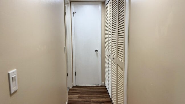 Building Photo - 4657 Fountains Dr S