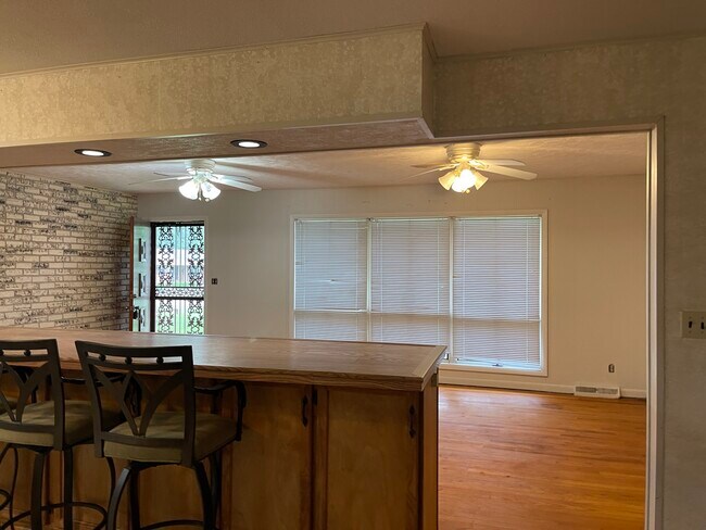 Building Photo - 102 Oaklawn Cir