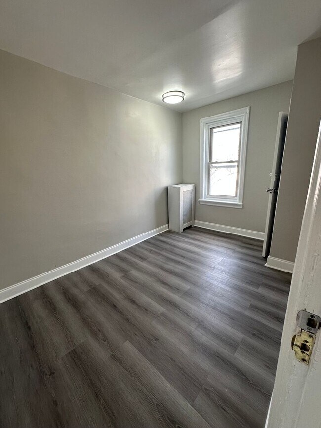 Building Photo - Newly Renovated 3 Bed/1 Bath Rowhome
