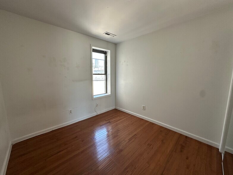 Building Photo - 2333 Catharine St