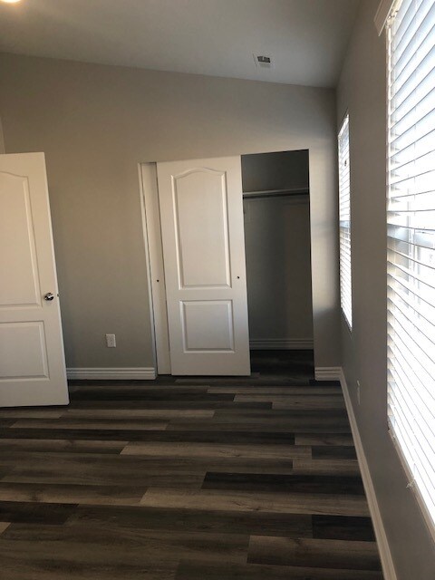 Building Photo - 472 E Braidhill Dr