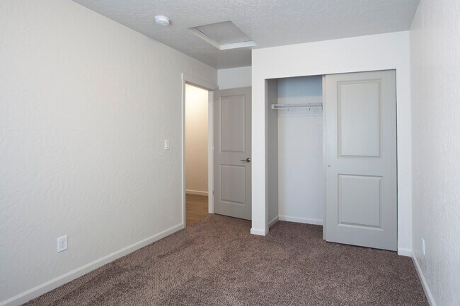 Building Photo - 3027 N Sherwood Dr
