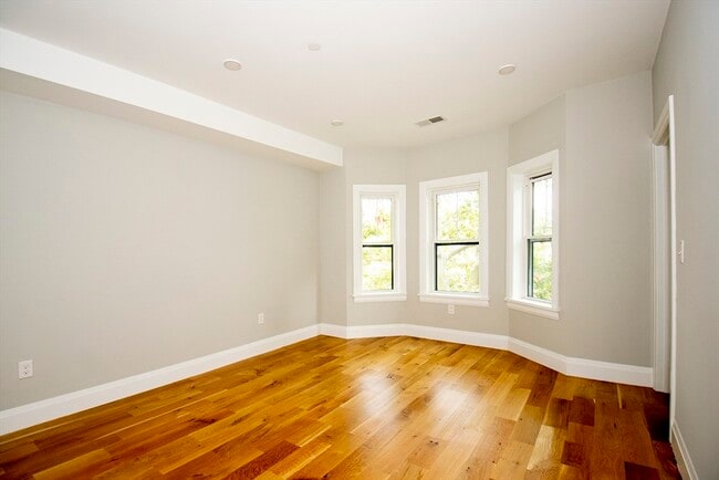 Building Photo - 348 Chelsea St