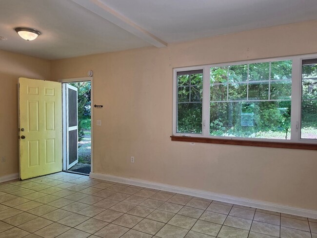 Building Photo - Loft Style Cottage in Indianola