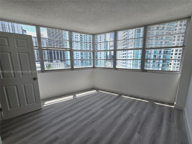 Building Photo - 999 Brickell Bay Dr