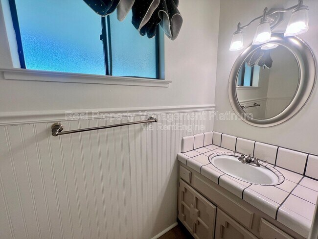 Building Photo - 9193 N Fowler Ave