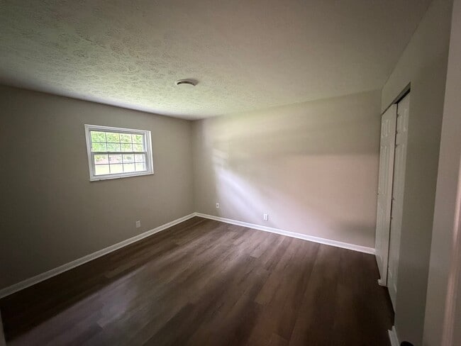 Building Photo - 3703 Oakwood Dr