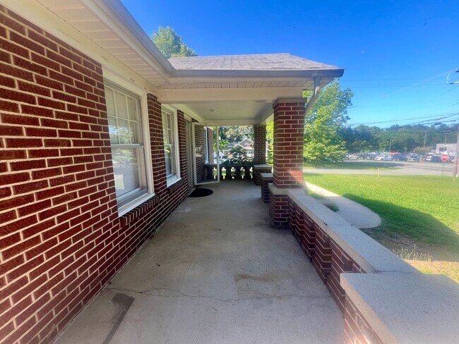 Building Photo - 513 Alamance Rd