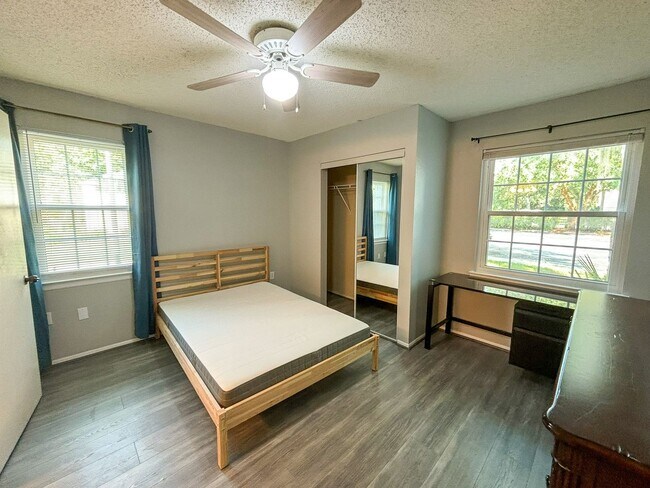 Building Photo - Windsor Park #317 - Pet Friendly!