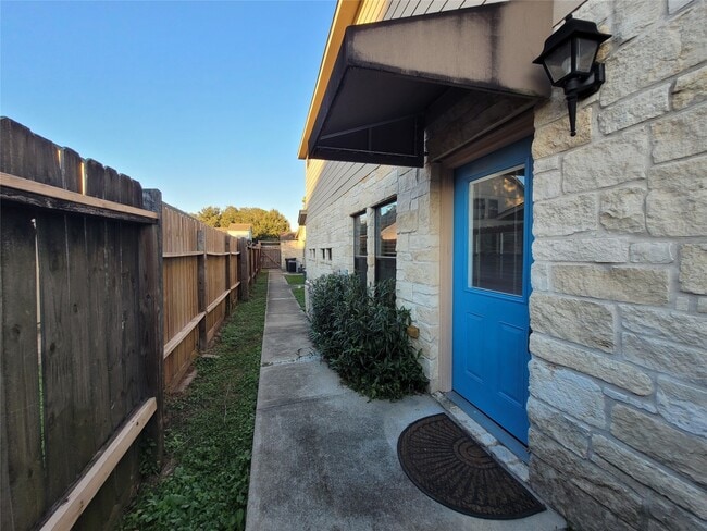 Building Photo - 2428 Parkview Dr