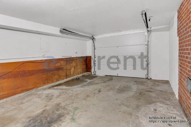 Building Photo - 6117 NE Clackamas St