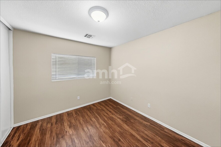 Building Photo - 2256 E Hazeltine Way