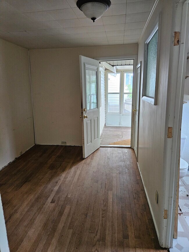 Building Photo - 506 E Hillside Dr