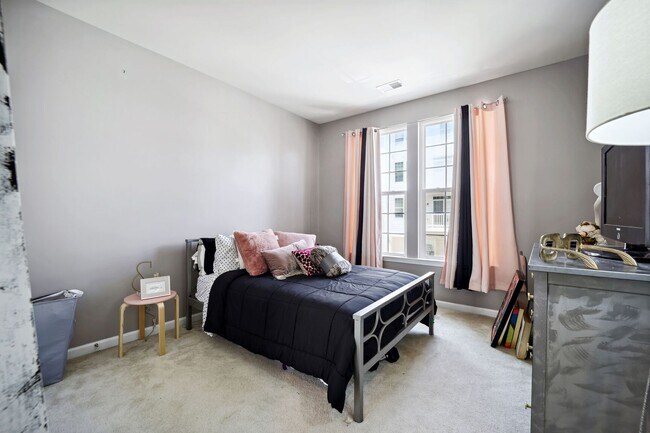 Building Photo - 910 Hall Station Dr