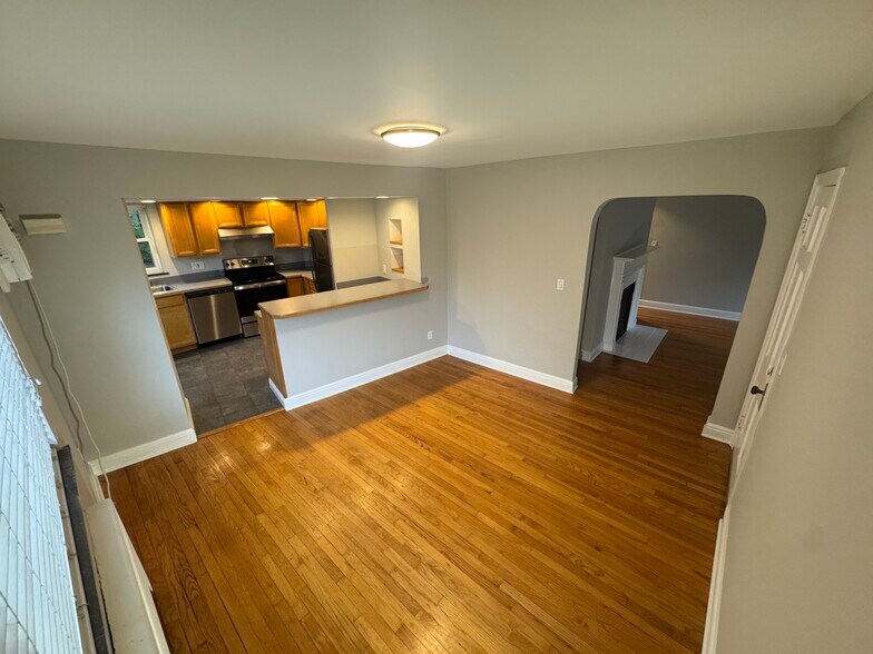Building Photo - 2984 Linwood Ave
