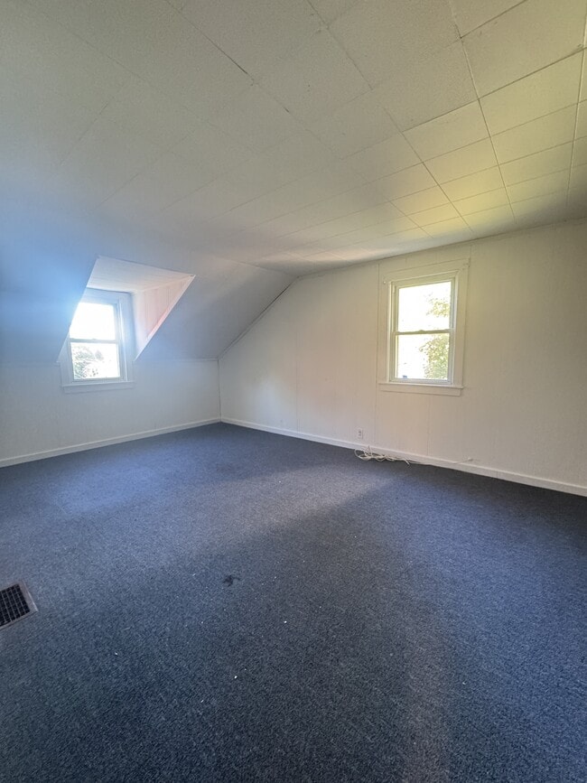 Building Photo - 148 Ellsinore St