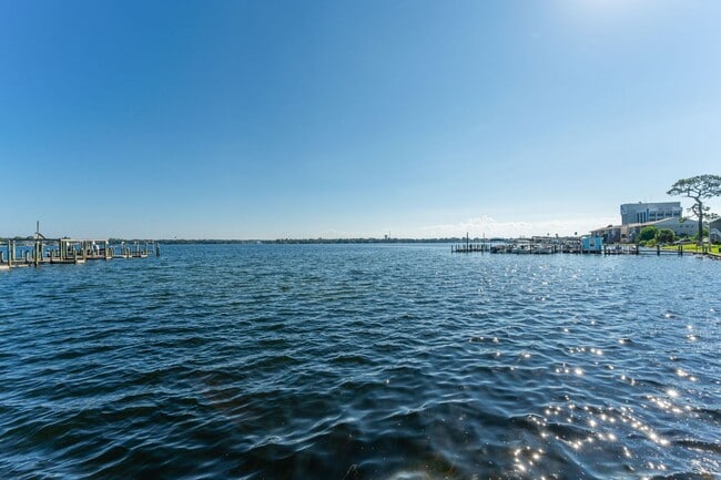 Building Photo - Gorgeous Water Views!
