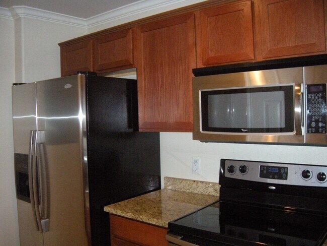 Building Photo - PRE-LEASE NORTH CAMPUS LUXURY 3 BEDROOM AUGUST