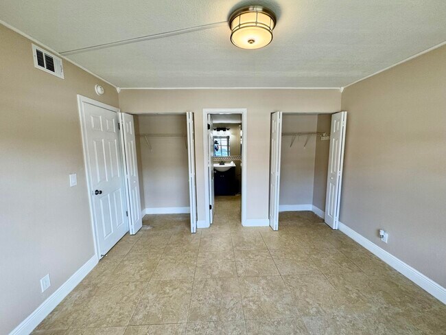 Building Photo - 10008 Twin Lakes Dr