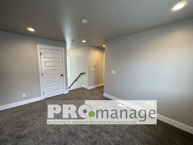 Building Photo - 3 Bed, 2.5 Bath Townhome w/ 2-Car Garage - NEAR NEW - Ammon