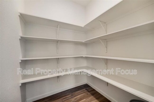 Building Photo - 713 Peach Tree Ln
