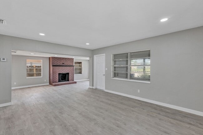 Building Photo - Charming 3-Bedroom Home with Spacious Yard & Enclosed Porch in Frostproof