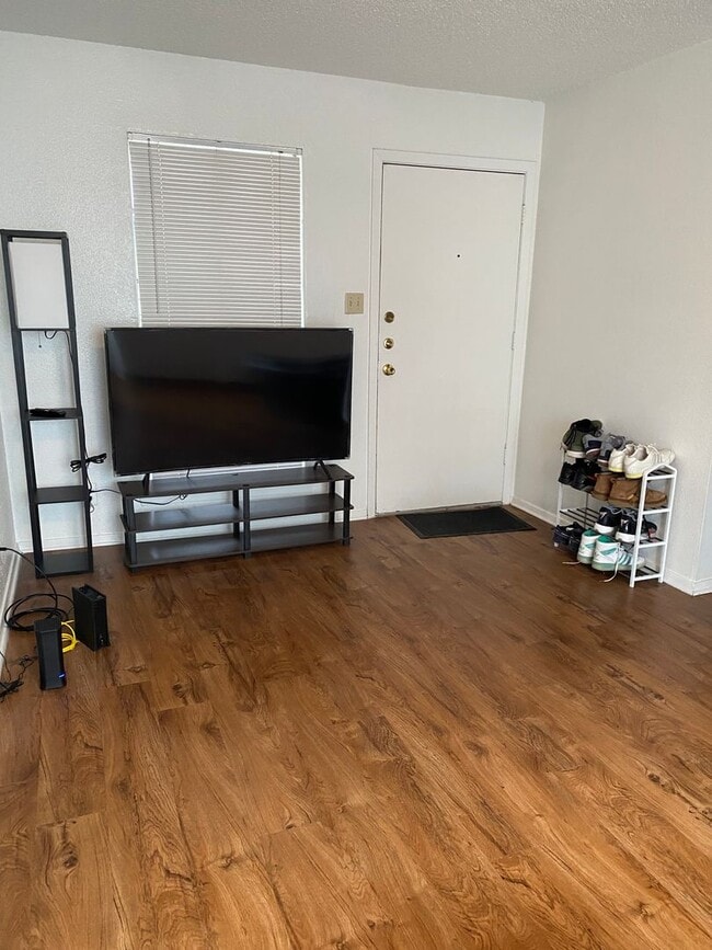 Building Photo - North Campus 1x1 @ University Quarters