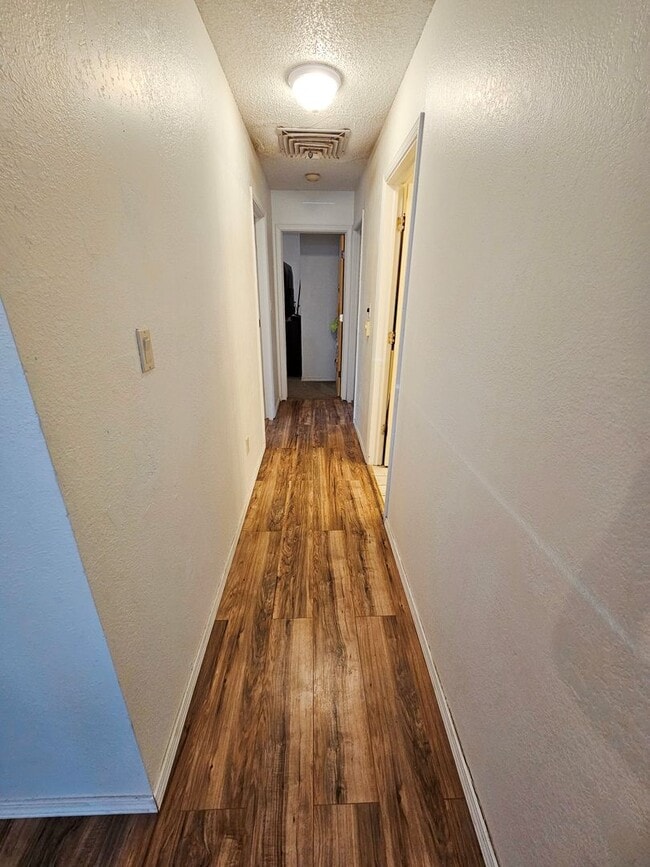 Building Photo - 3 Bedroom/2 Bath Home with a 2-Car Garage
