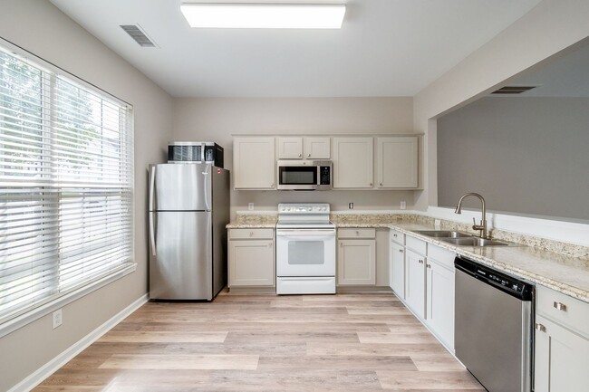 Building Photo - Spacious Townhome in Prime South Charlotte...