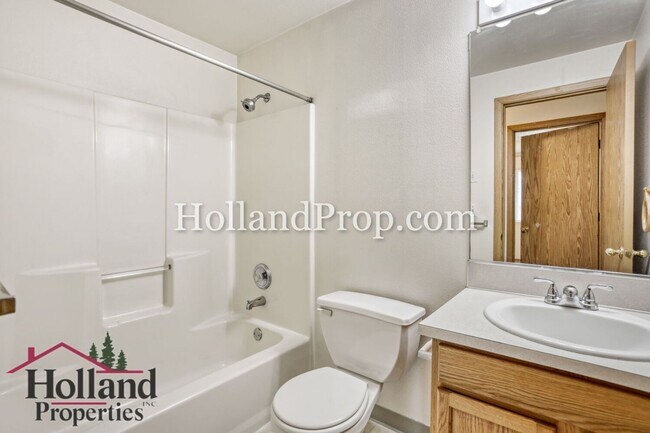 Building Photo - Lovely 2 bedroom unit with private fenced yard!