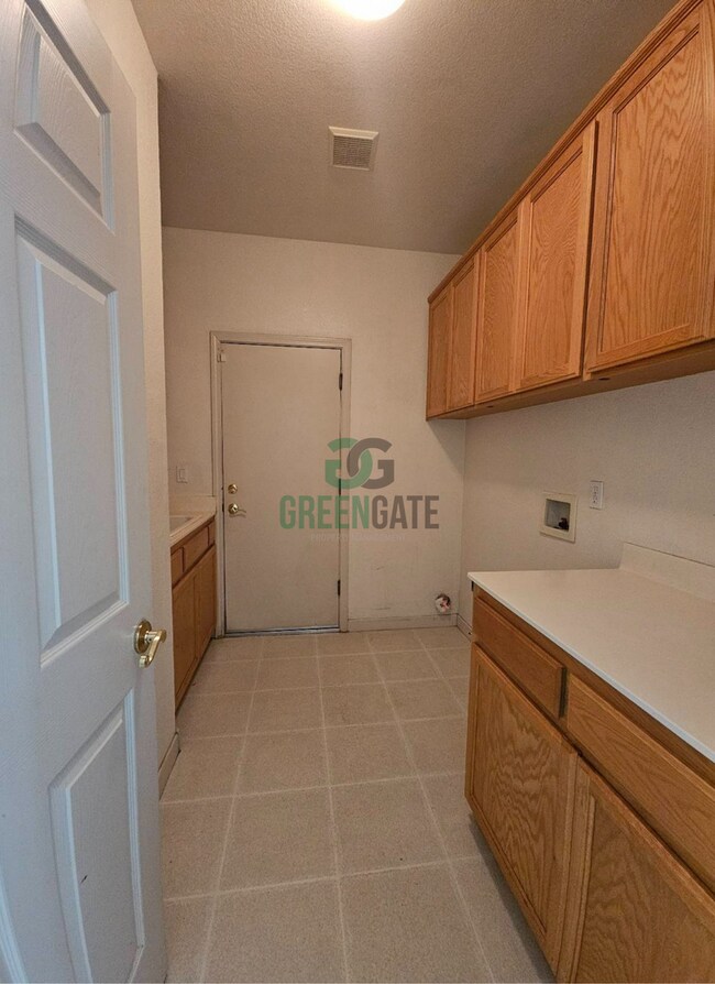 Building Photo - Price Reduced! 4 Bedroom 3 Bath Home is No...